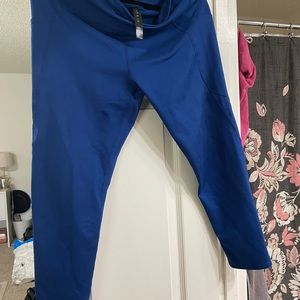 Women’s 7/8 length blue leggings.